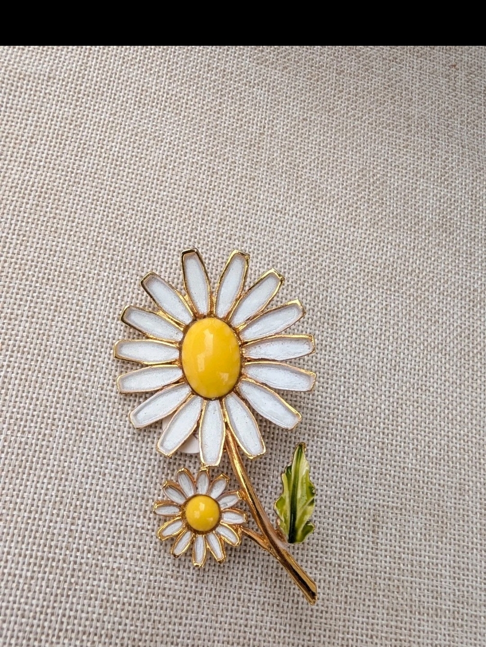 Weiss Furs White and Yellow Daisy Brooch
